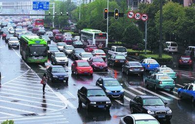 武漢明確闖黃燈等同闖紅燈違法