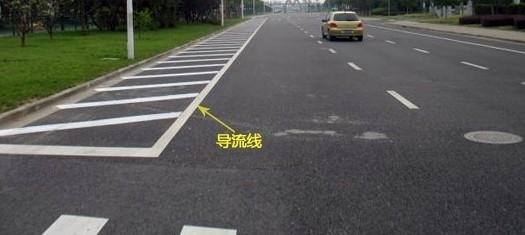 看清信號燈、標牌與標線