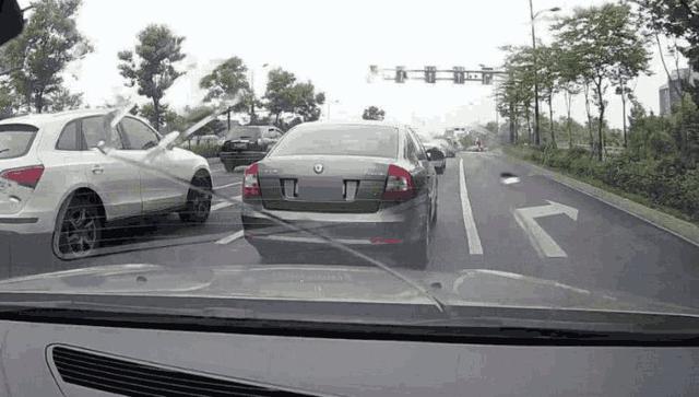 綠燈亮起前車故障，后面車變道算違規嗎？交警這次做出了準確解釋