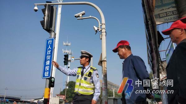 寧波鎮海首個觸摸式交通信號燈啟用,行人過馬路可自主控制