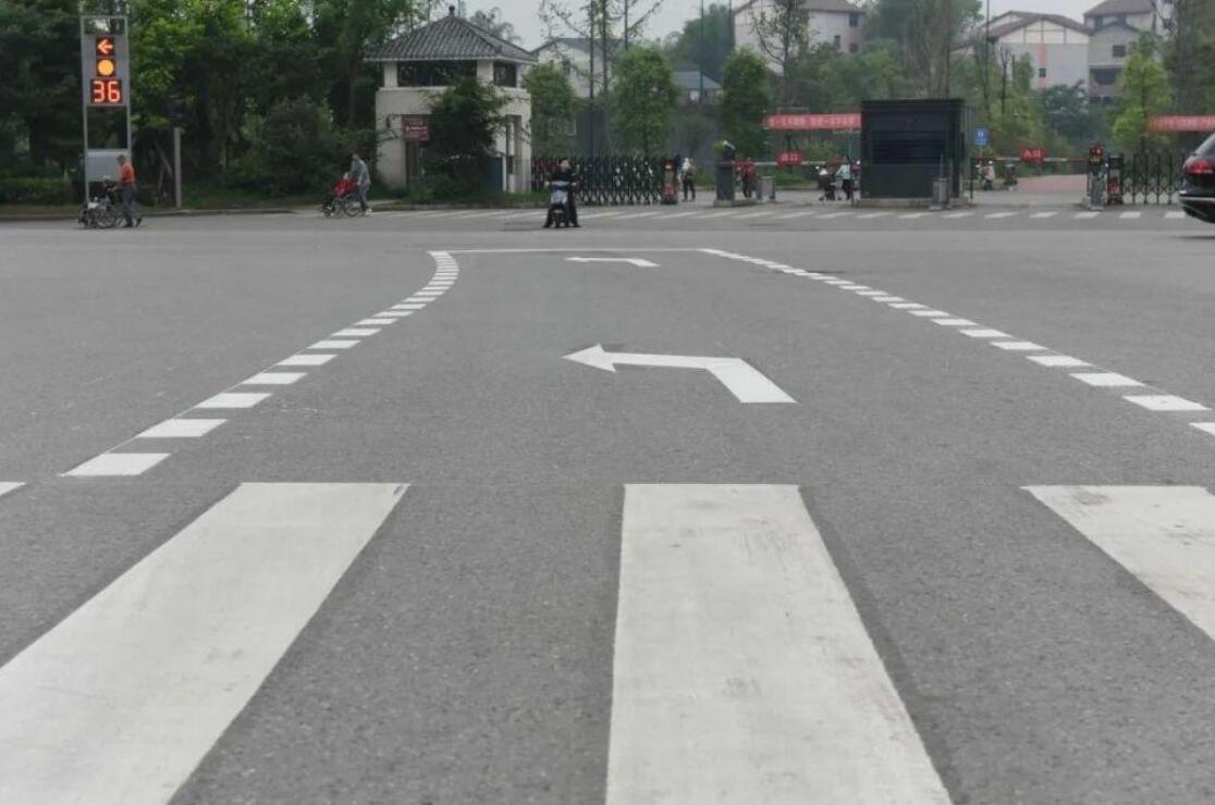 教你如何區分左轉彎待轉區線和導向線